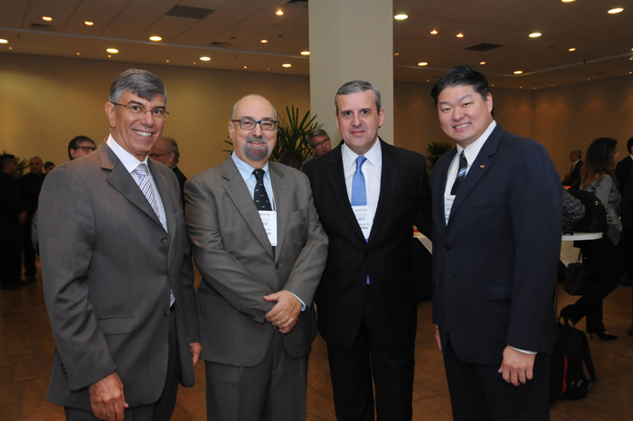 José Roberto Sevieri, Juan Pablo de Vera, da Ubrafe, e Bruno Omori, da ABIH    Foto: Ubrafe