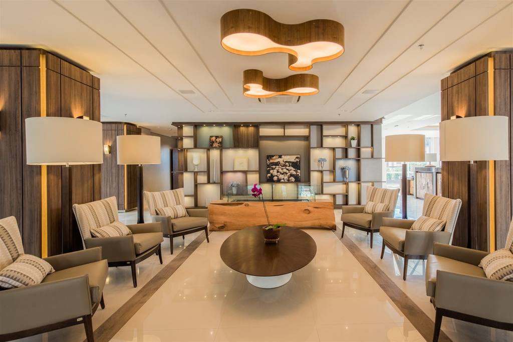Lobby moderno e bem decorado do Prodigy Gramado