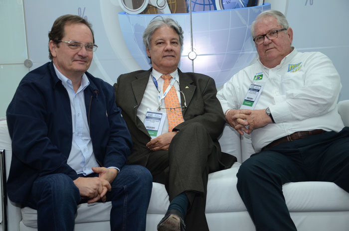 Marco Navega, da FC&VB-RJ, e Marcio Santiago, da FCVB-SP, com Roy Taylor, do M&E