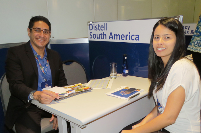 Marcos Auada, da Distell, e Juliana Dias, da Atlantic Conection Travel