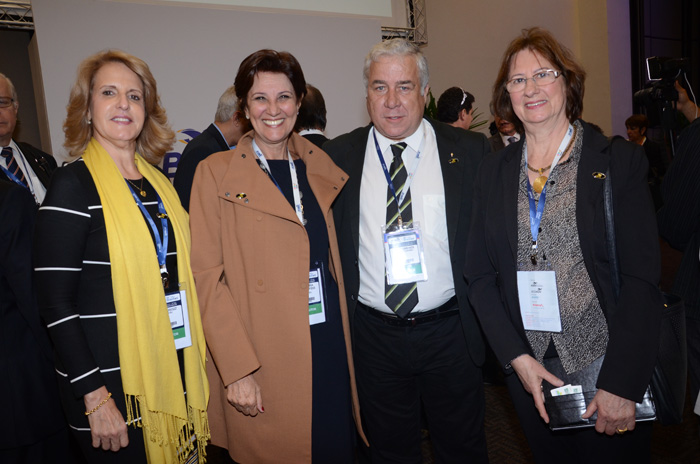 Nea Mariozz, da Setur-RJ, Ana Maria, da Setur-RJ, com Jacó Gimenes e Wanda Pille, da Paraná Turismo Nea Mariozz, da Setur-RJ, Ana Maria, da Setur-RJ, com Jacó Gimenes e Wanda Pille, da Paraná Turismo
