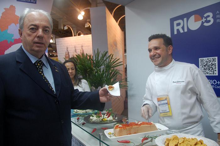 Nilo Sérgio Felix com o chef Barão, no coquetel do estande do Rio de Janeiro