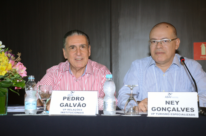 Pedro Galvão, vp relações institucionais, e Ney Gonçlves, vp turismo especializado