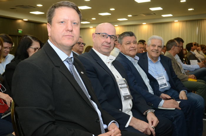 Pedro Kempe, presidente da Abav PR, com Roberto Bacovis, e Eraldo Palmerini, conselheiros da Abav PR