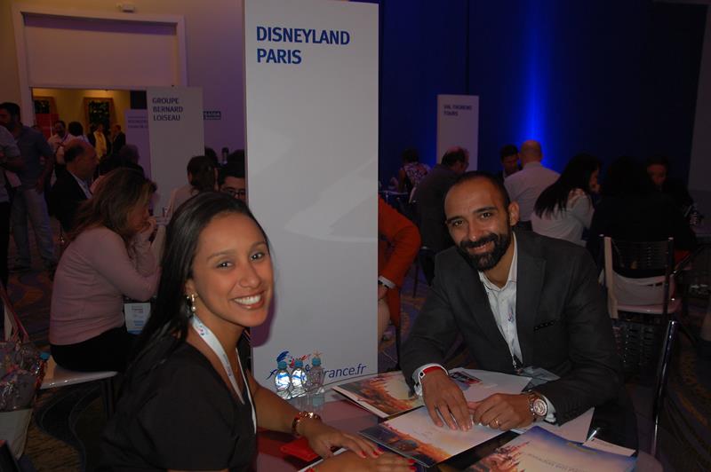 Priscila Pereira, da Travel Place, e Stefano Tamborino, da Disneyland Paris