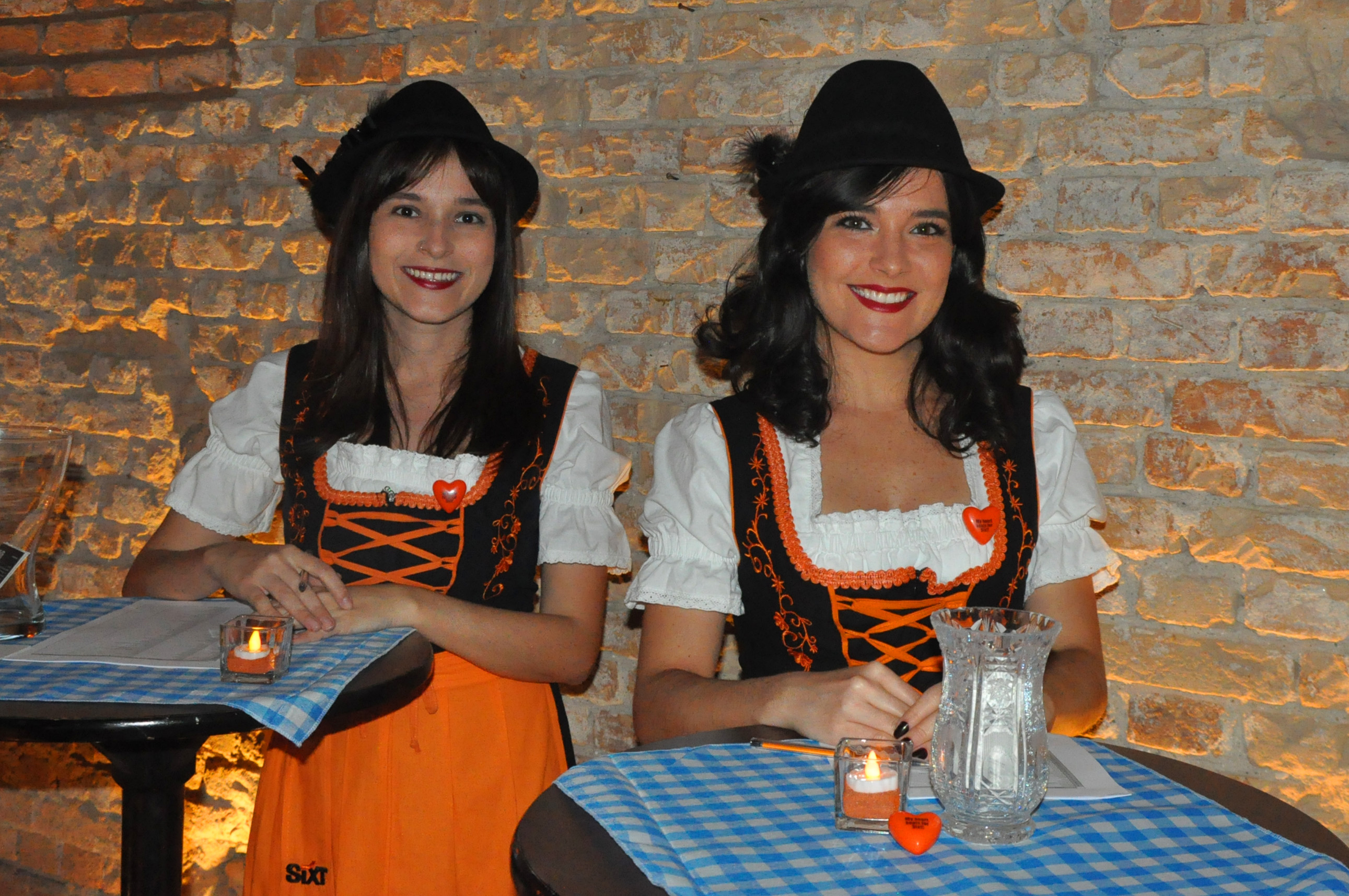 Recepcionistas vestidas à caráter Recepcionistas vestidas à caráter