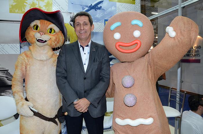 Rogério Siqueira com os personagens Gato de Botas e Biscoito