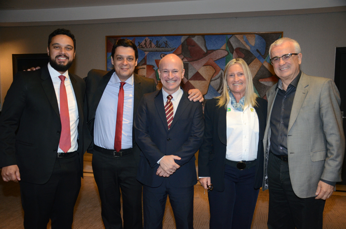 Rosa Masgrau, do M&E, com Erik Santana, Adriano Prado, Marcelo Figueiredo e Tarcisio Gargioni, da Avianca Rosa Masgrau, do M&E, com Erik Santana, Adriano Prado, Marcelo Figueiredo e Tarcisio Gargioni, da Avianca