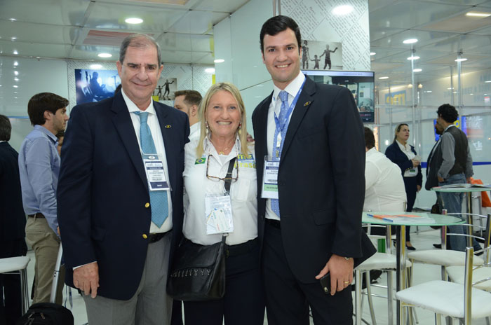 Rosa Masgrau, do M&E, com Mauro Schwartzmann, da Costa Brava, e Rubens Schwartzmann, presidente da Abracorp