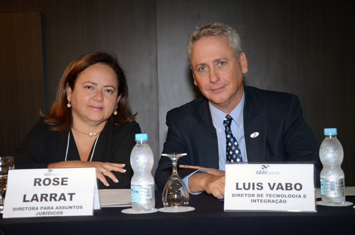Rose Larrat, diretora para assuntos juridicos, e Luis Vabo, diretor de tecnologia e integração
