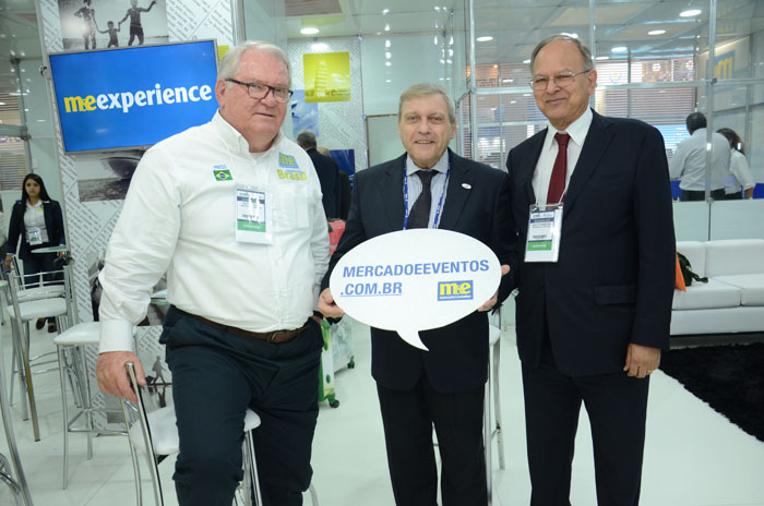 Roy Taylor e Adolfo Martins, do M&E, com  o VP financeiro da Abav Nacional, Salvador Saladino