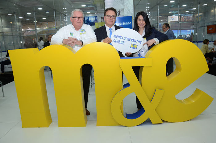 Roy Taylor e Luciana Fernandes, do M&E, com Vinicius Lummertz, presidente da Embratur