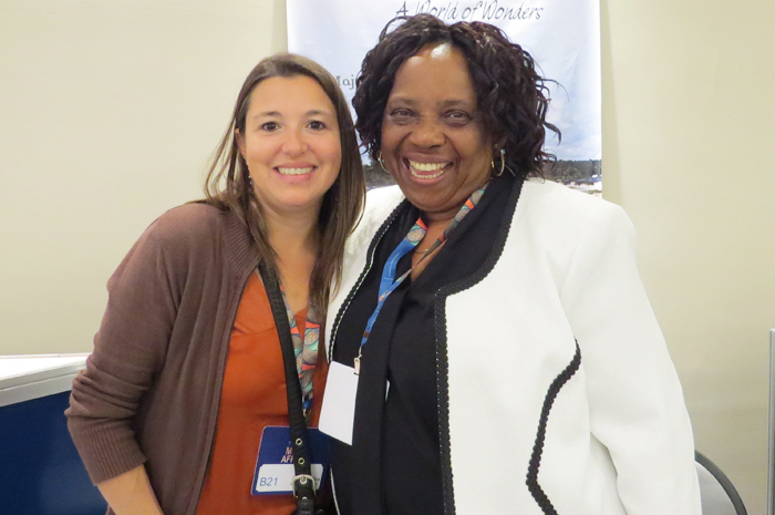 Sandra Menichelli, da Mahal Tour Operator, e Dr Enivah Mutsau, do ministério do Turismo do Zimbabwe