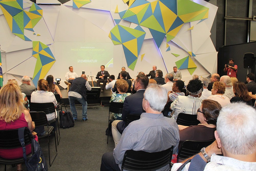 Convidados e ex-funcionários da Embratur prestigiaram evento