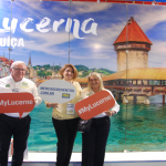 Vanda Catao, doTurismo de Lucerna, entre Roy Taylor e Rosa Masgrau, ambos do M&E
