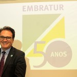 Vinícius Lummertz mostra a nova logo da Embratur 50 anos