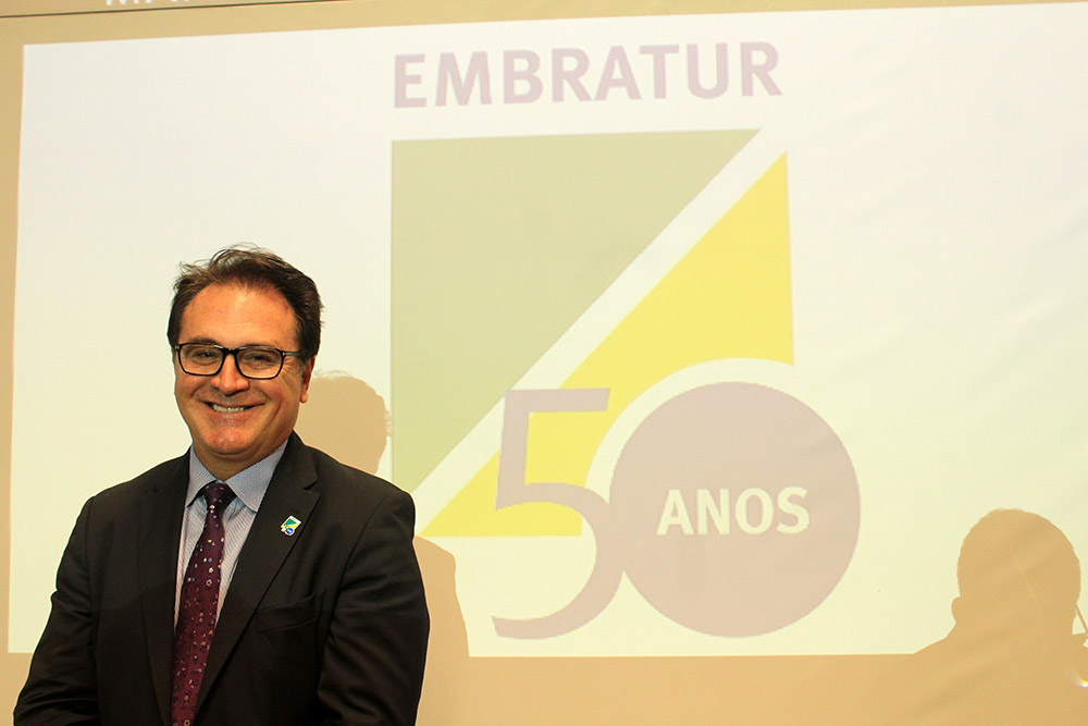 Vinícius Lummertz mostra a nova logo da Embratur 50 anos