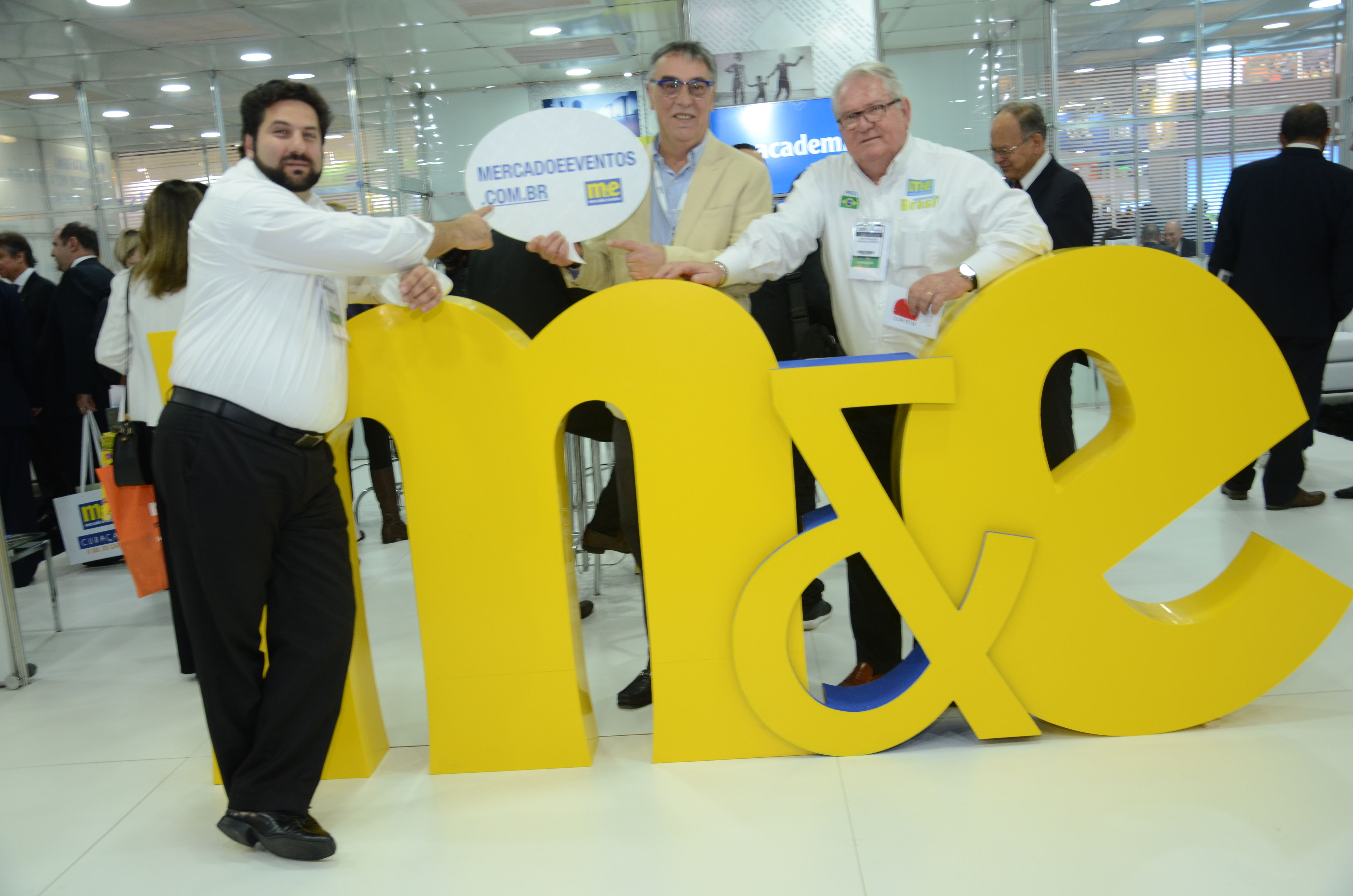 Vitor Bauab e Roy Taylor, do M&E, com José Zuquin, da Ambiental