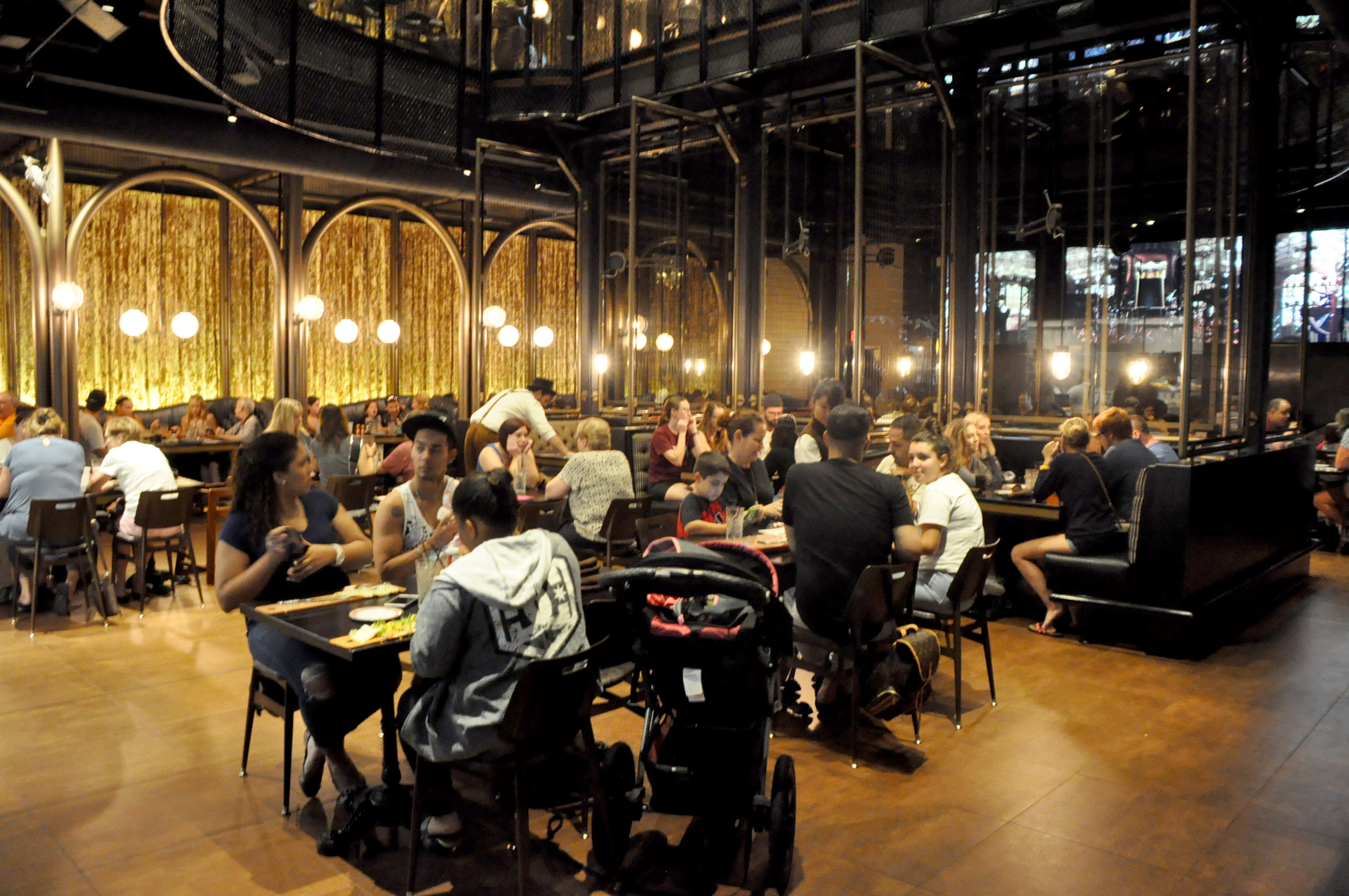 Área de restaurante do Chocolate Emporium Área de restaurante do Chocolate Emporium