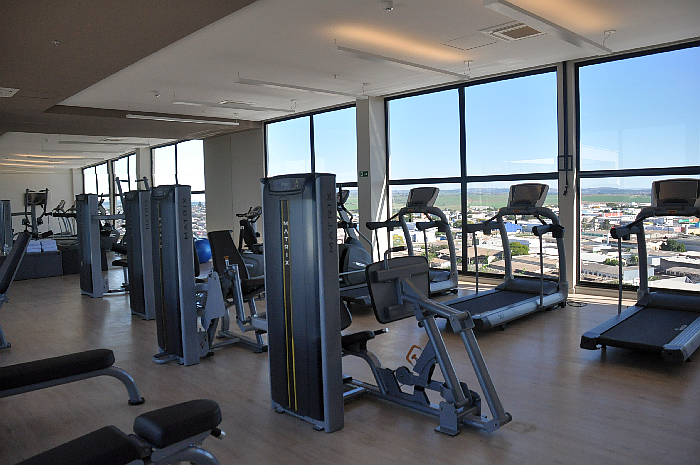 A academia é espaçosa e tem uma bela vista para a cidade
