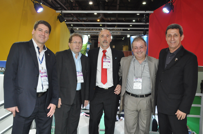 Alex Bonareti, do Beto Carrero, Valdir Walendowsky, secretário de Turismo de Santa Catarina, Oscar Lalin e Daniel Itzkovici, da FlechaBus Viajes, e Rogério Siqueira, do Beto Carrero
