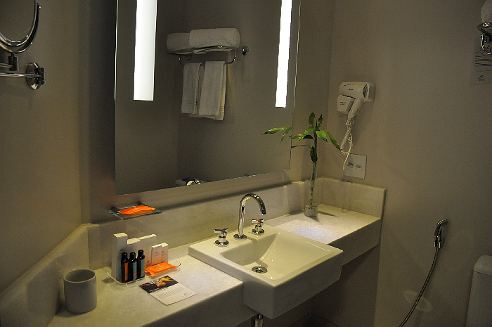 Além dos amenities e secador, o apartamento Luxo também conta com roupão, chinelos e tábua de passar roupas
