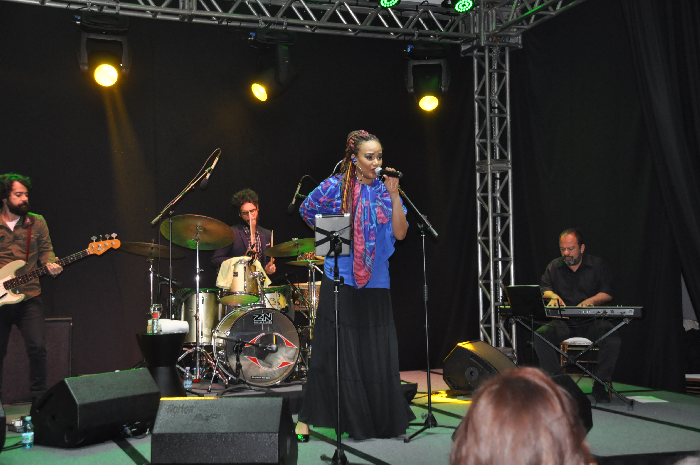 Apesar do adiantar da hora, o público se empolgou com a apresentação vibrante da cantora