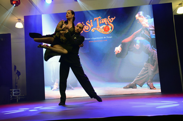 Apresentação de tango durante o feirão Apresentação de tango durante o feirão