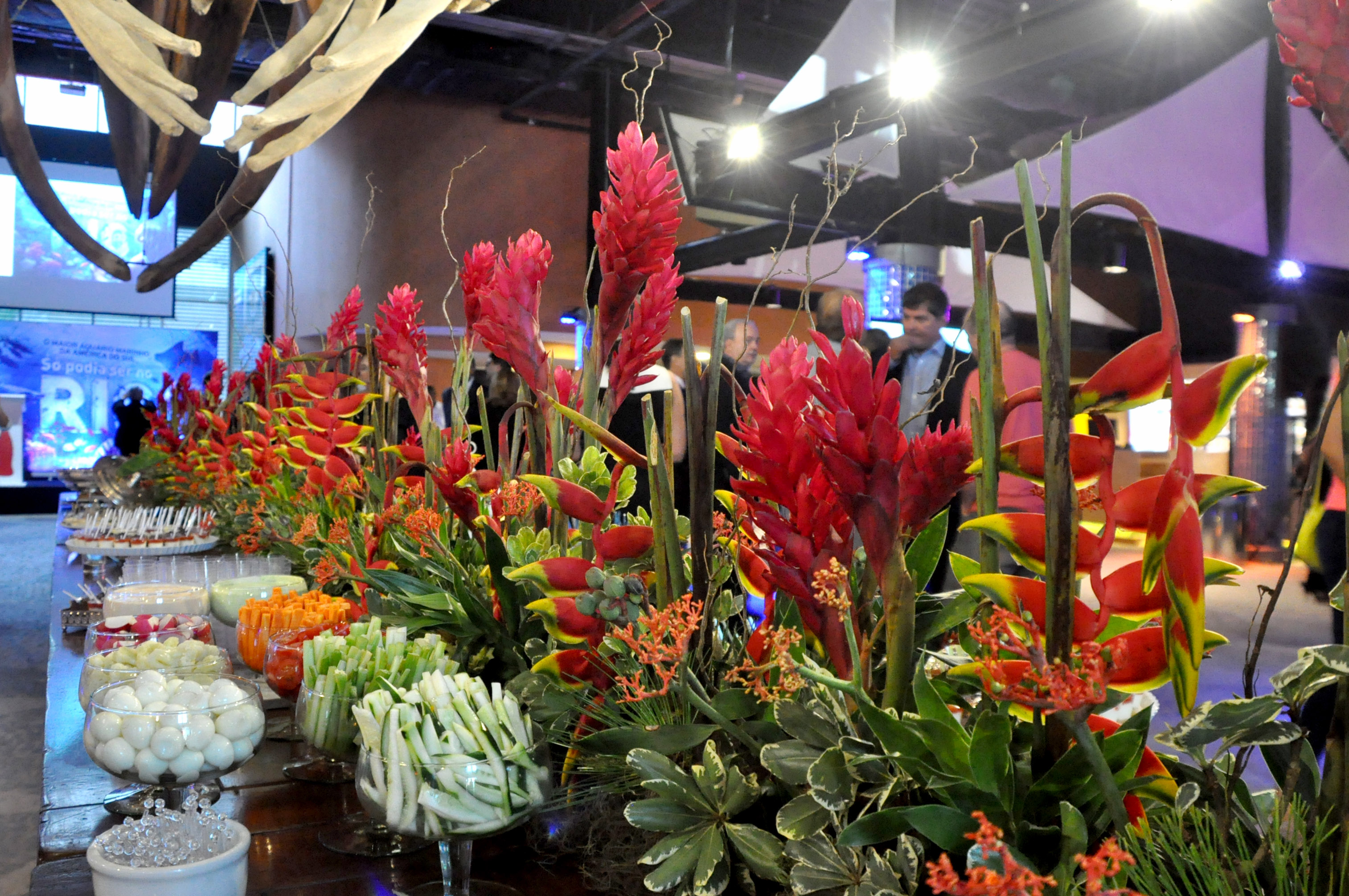 Buffet e ornamentação de flores recepcionaram os convidados