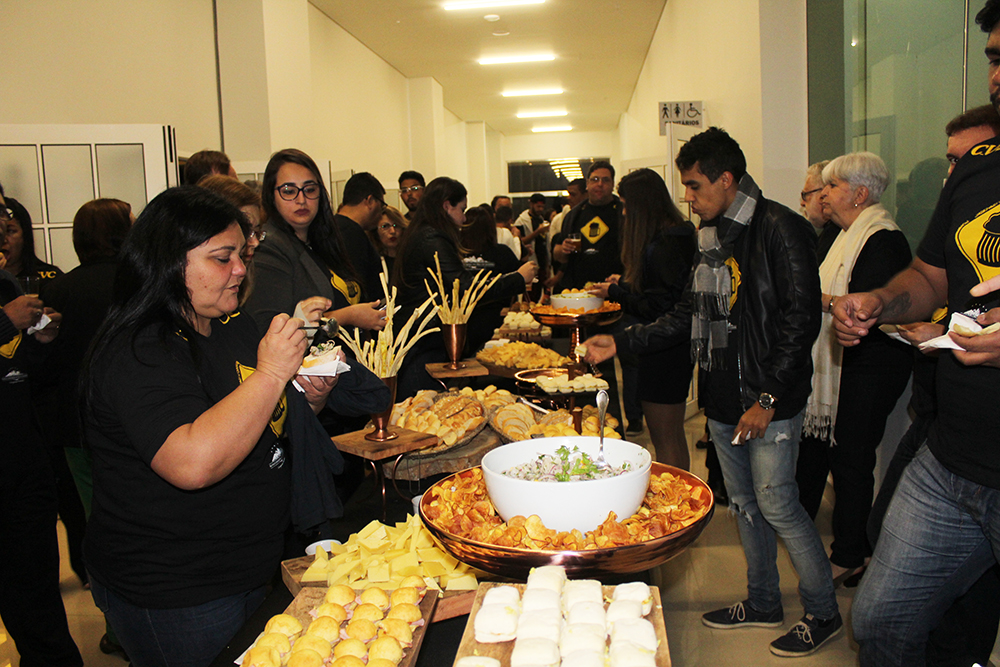 Buffet oferecido aos agentes no coquetel