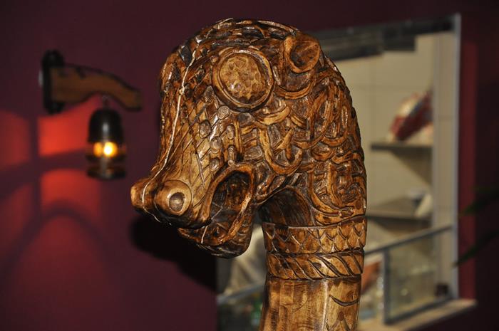 Carranca é réplica do barco viking de Oseberg, cuja original está em exposição no Viking Ship Museum, em Oslo, Noruega Carranca é réplica do barco viking de Oseberg, cuja original está em exposição no Viking Ship Museum, em Oslo, Noruega