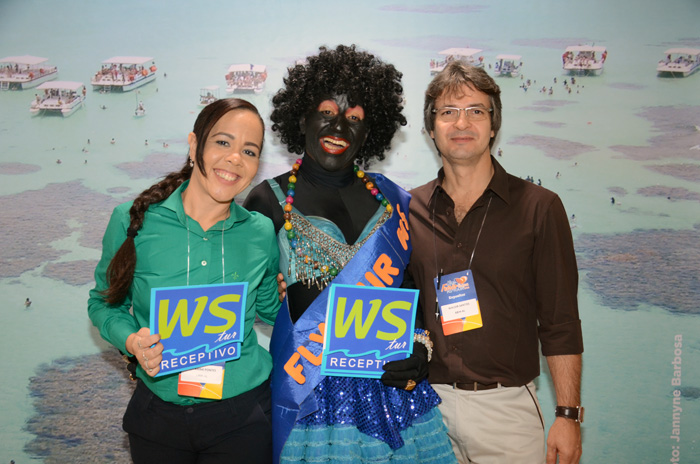 Catarina Pontes e Wladir Santos, da WS Receptivo, com a Nega Maluca no estande de Alagoas