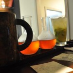 Cerveja é servida em caneca rústica e drinks como poçõe