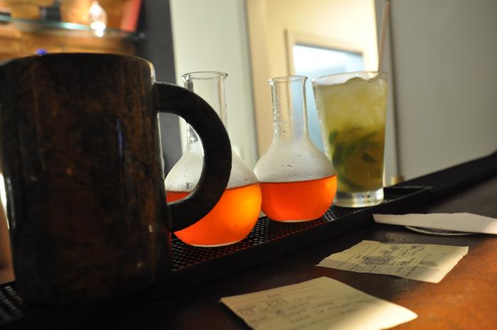 Cerveja é servida em caneca rústica e drinks como poçõe Cerveja é servida em caneca rústica e drinks como poçõe