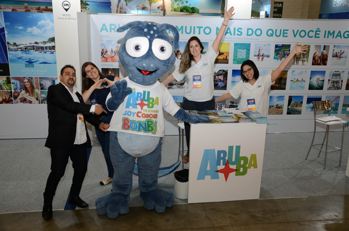Colaboradores do Turismo de Aruba, com o Bonbi
