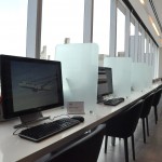 Computadores e espaços para notebooks ficam de frente para o pátio de aeronaves