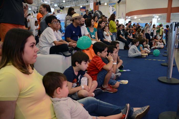 Crianças assistim os Minions no feirão da Flytour Crianças assistim os Minions no feirão da Flytour
