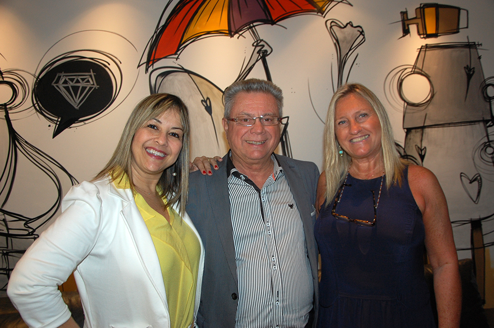 Cristina Mattos e Douglas Viegas do Arena com Rosa Masgrau, do M&E Cristina Mattos e Douglas Viegas do Arena com Rosa Masgrau, do M&E