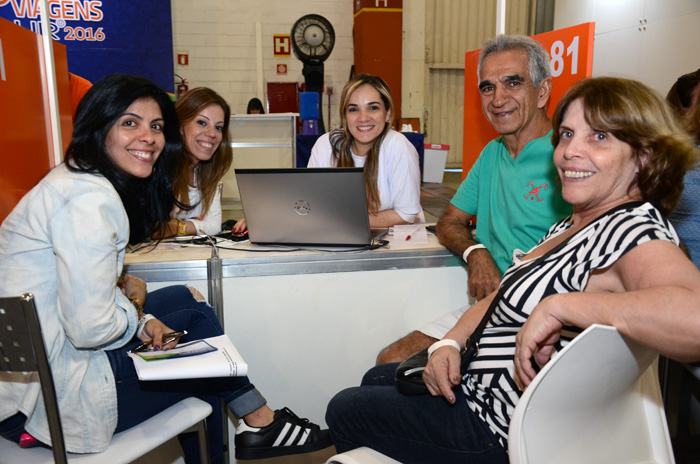 Daniela Pires e Giovanna Filgueiras, da Yellow Tour, atende ao público no Feirão da Flytour Daniela Pires e Giovanna Filgueiras, da Yellow Tour, atende ao público no Feirão da Flytour