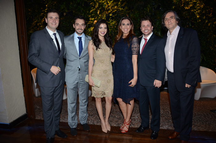 Dênis Ribeiro, da AirFrance KLM, Rafael Monteiro, Erica Cassia, da CNT, Adriana Cavalcanti, da AirFrance KLM, com André Khouri, da CNT, e Jean-Pérol, da Atout France Dênis Ribeiro, da AirFrance KLM, Rafael Monteiro, Erica Cassia, da CNT, Adriana Cavalcanti, da AirFrance KLM, com André Khouri, da CNT, e Jean-Pérol, da Atout France