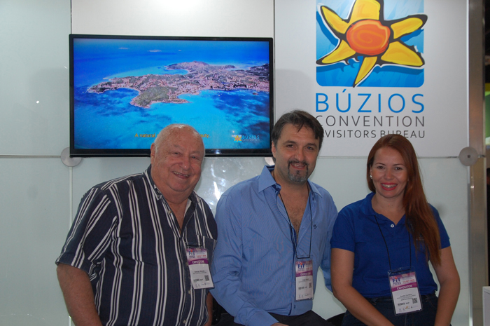 Emanuel Miranda, da Pousada Amancay, com Angelo Wainer e Suelen Cordeiro, do Búzios CVB