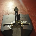 Espada de Game of Thrones, detalhe para a famosa frase Winter is coming (O inverno está chegando)