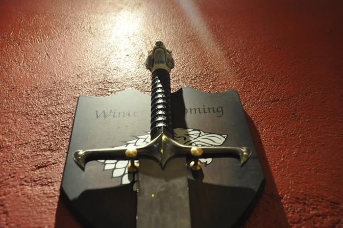 Espada de Game of Thrones, detalhe para a famosa frase Winter is coming (O inverno está chegando) Espada de Game of Thrones, detalhe para a famosa frase Winter is coming (O inverno está chegando)