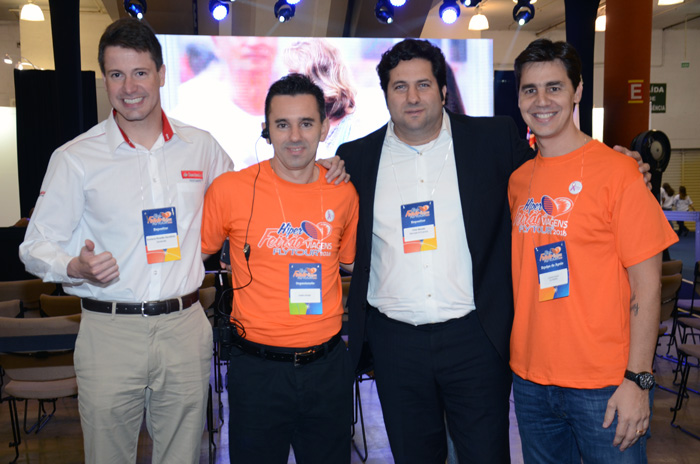 Fabio Rossi e Christiano Oliveira, da Flytour, com Giuliano Rinaldo Garafallo, do Santander Financiamentos, e Vitor Bauab, do M&E Fabio Rossi e Christiano Oliveira, da Flytour, com Giuliano Rinaldo Garafallo, do Santander Financiamentos, e Vitor Bauab, do M&E
