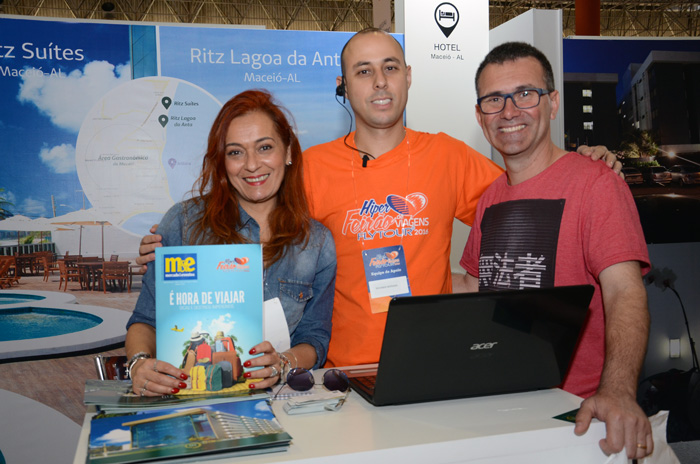 Filomena Souza, do Ritz Hoteis, Wagner Moraes, da Flytour, com o cliente no Feirão da Flytour Filomena Souza, do Ritz Hoteis, Wagner Moraes, da Flytour, com o cliente no Feirão da Flytour