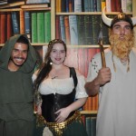 Garçons com roupas a caráter
