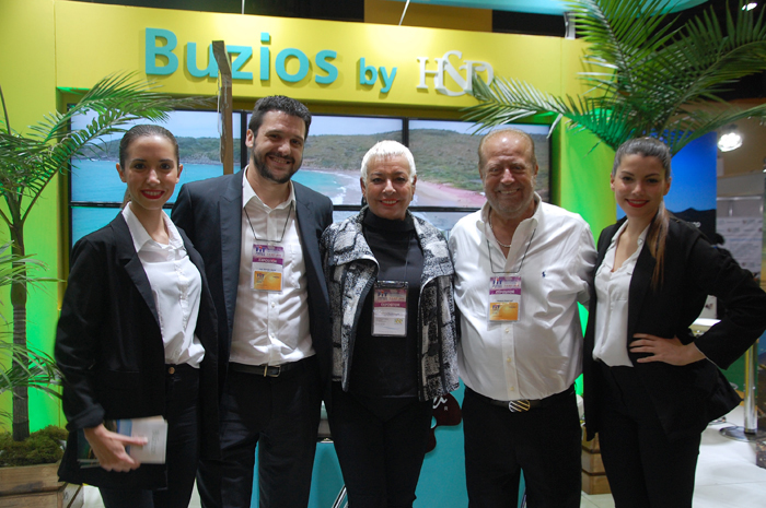 Juan Manuel Ulecia, Liliana Montemagro e Horacio Konortoff, da H&D Representaciones Turísticas, no estande de Búzios