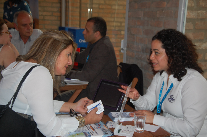 Lorena Tapia, da Skorpios Chile, e Ceci Azeredo Santos, da Interpoint Viagens e Turismo Lorena Tapia, da Skorpios Chile, e Ceci Azeredo Santos, da Interpoint Viagens e Turismo