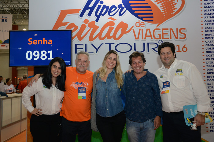 Luciana Fernandes e Vitor Bauab, do M&E, Michael Barkoczy, da Flytour, com Prisicila Cardoso e Bernardo Cardoso, do Turismo de Portugal Luciana Fernandes e Vitor Bauab, do M&E, Michael Barkoczy, da Flytour, com Prisicila Cardoso e Bernardo Cardoso, do Turismo de Portugal