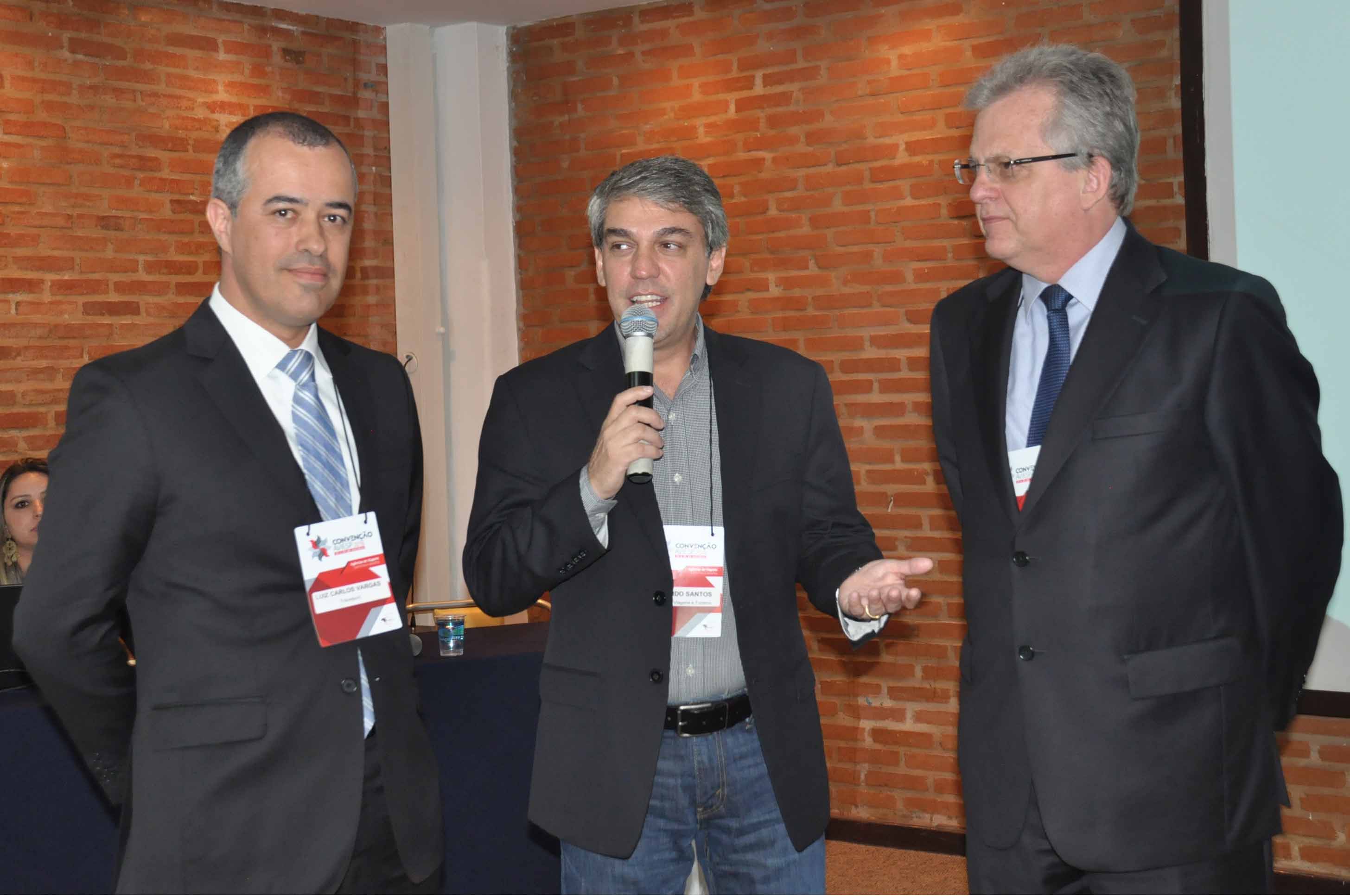 Luis Vargas, da Travelport, Fernando Souza, da Aviesp e Edmar Bull, da Abav Nacional